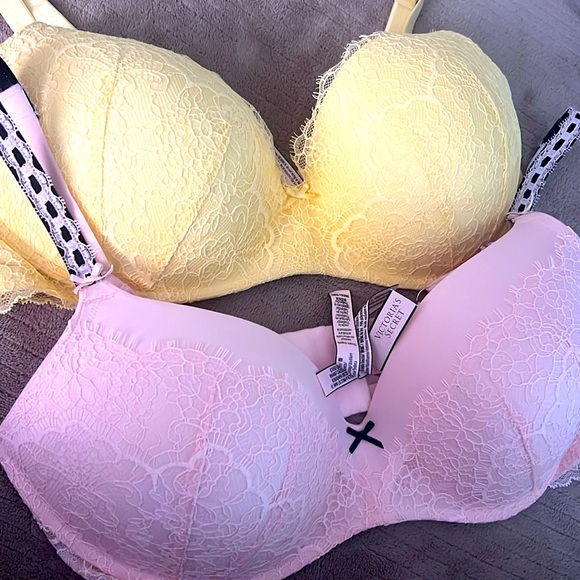 2 Victoria Secret bra Brand New. I ripped the tag 🏷️ to one of them. Never worn - Picture 1 of 4